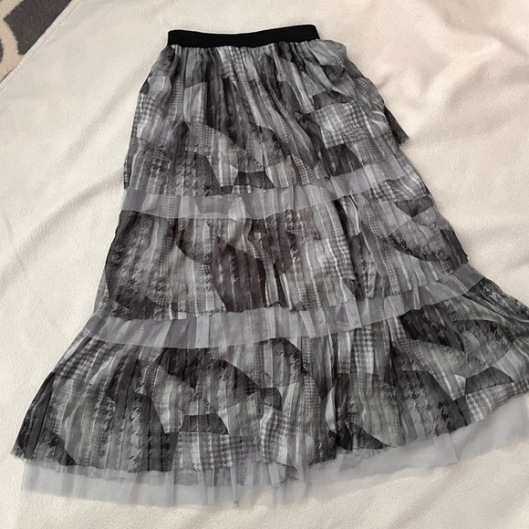 Lovely tiered tulle pull on women’s skirt black gray elastic waist midi — medium - Picture 4 of 9